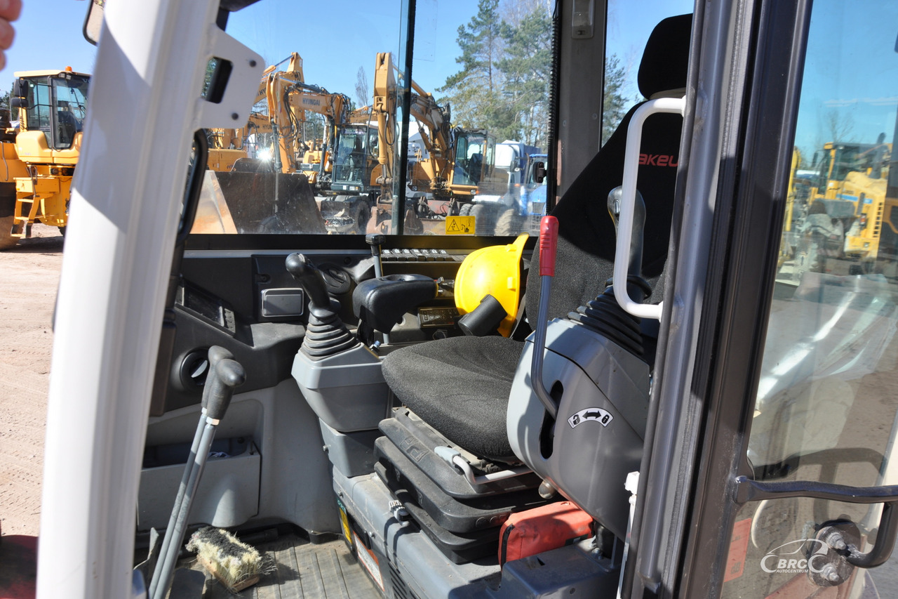 Crawler excavator Takeuchi TB260: picture 7