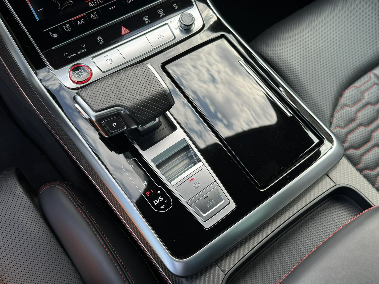 SUV Audi RS Q8: picture 38