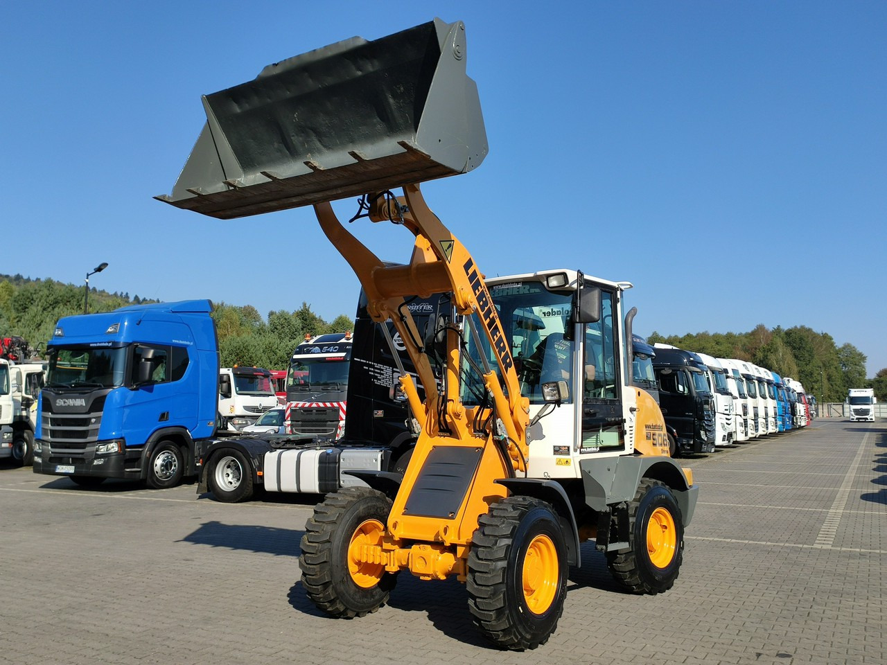 Liebherr L 506 STEREO Szybkozłącze / Łyżka Krokodyl + Widły Waga 6300kg - Compact loader: picture 3 Liebherr L 506 STEREO Szybkozłącze / Łyżka Krokodyl + Widły Waga 6300kg - Compact loader: picture 3