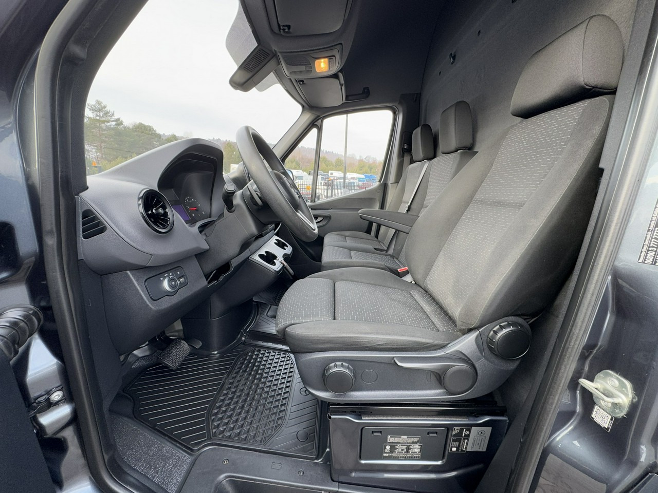 Panel van Mercedes 319: picture 18