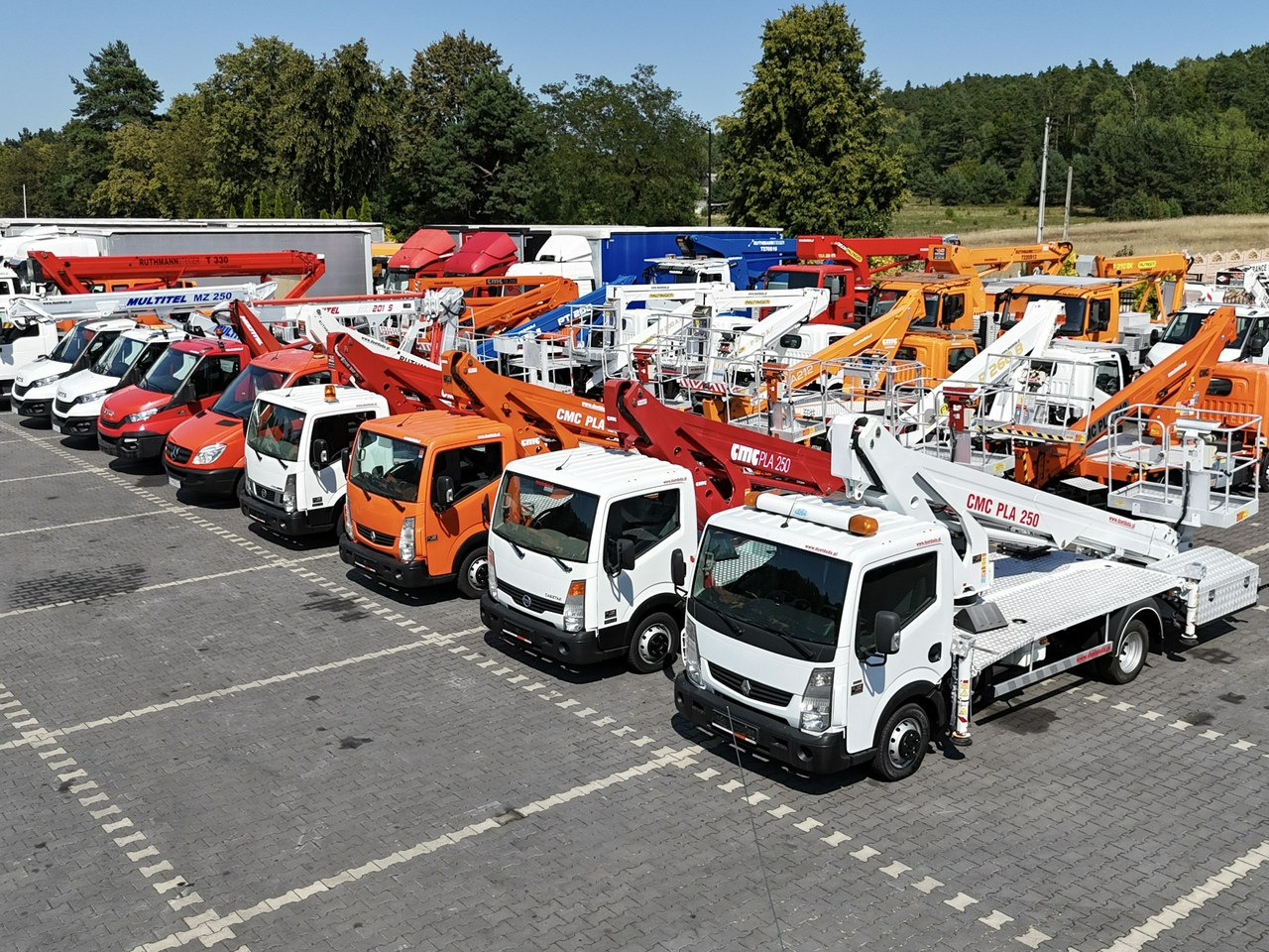 Nissan Zwyżka Podnośnik Koszowy 4X4 CABSTAR MAXITY SPRINTER - Truck mounted aerial platform: picture 1 Nissan Zwyżka Podnośnik Koszowy 4X4 CABSTAR MAXITY SPRINTER - Truck mounted aerial platform: picture 1
