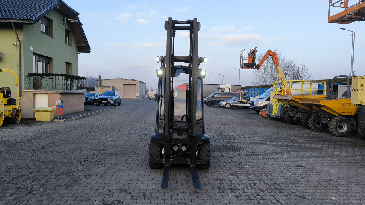 LINDE H 30 T – 01 - LPG forklift: picture 2 LINDE H 30 T – 01 - LPG forklift: picture 2