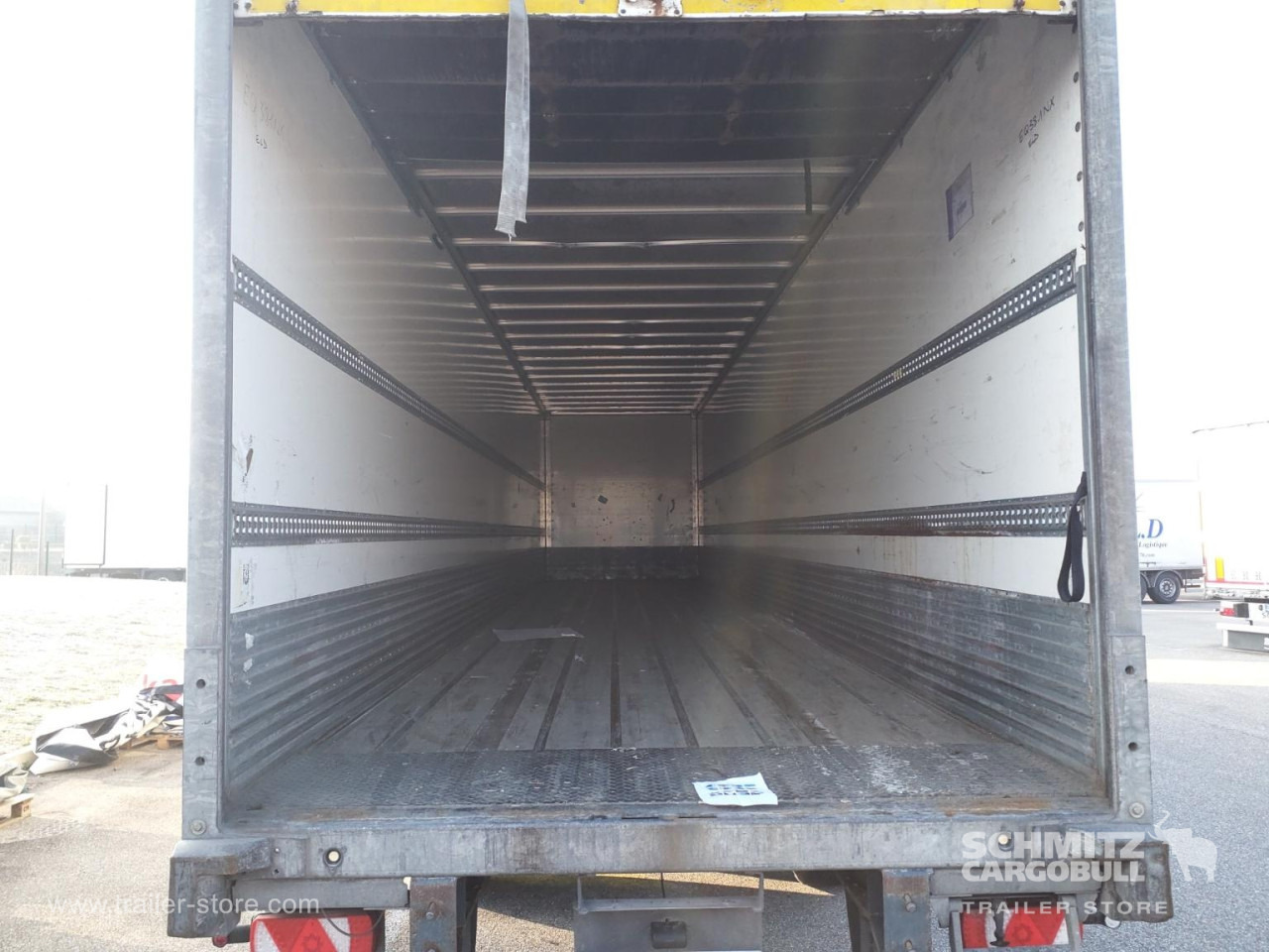 FRUEHAUF Dryfreight Standard Roller shutter door - Closed box semi-trailer: picture 3 FRUEHAUF Dryfreight Standard Roller shutter door - Closed box semi-trailer: picture 3