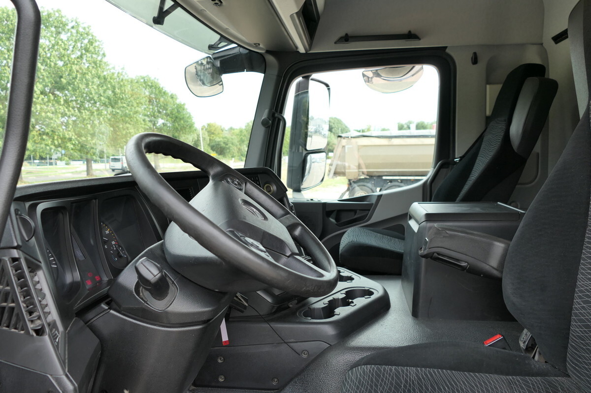 Interior photo 1: Dropside/ Flatbed truck, Crane truck MERCEDES-BENZ Antos 2540 L KLIMA Palfinger-Kran PK15001L Lenka