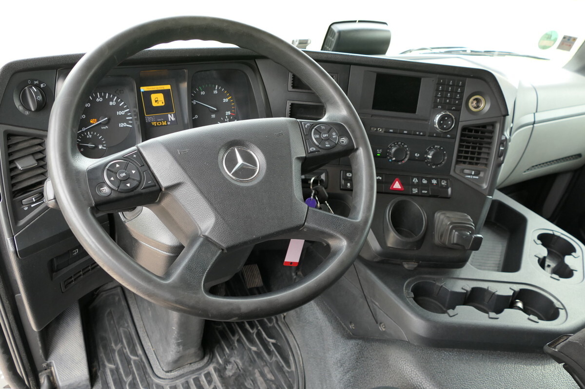 Interior photo 3: Dropside/ Flatbed truck, Crane truck MERCEDES-BENZ Antos 2540 L KLIMA Palfinger-Kran PK15001L Lenka