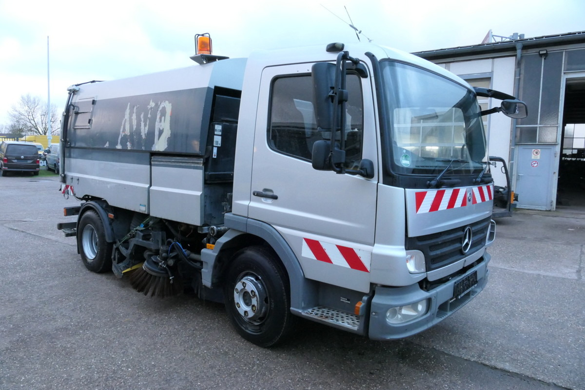 MERCEDES-BENZ Atego 1018 Rechtslenker Schmidt SK 500 R Rückfah - Road sweeper: picture 3 MERCEDES-BENZ Atego 1018 Rechtslenker Schmidt SK 500 R Rückfah - Road sweeper: picture 3