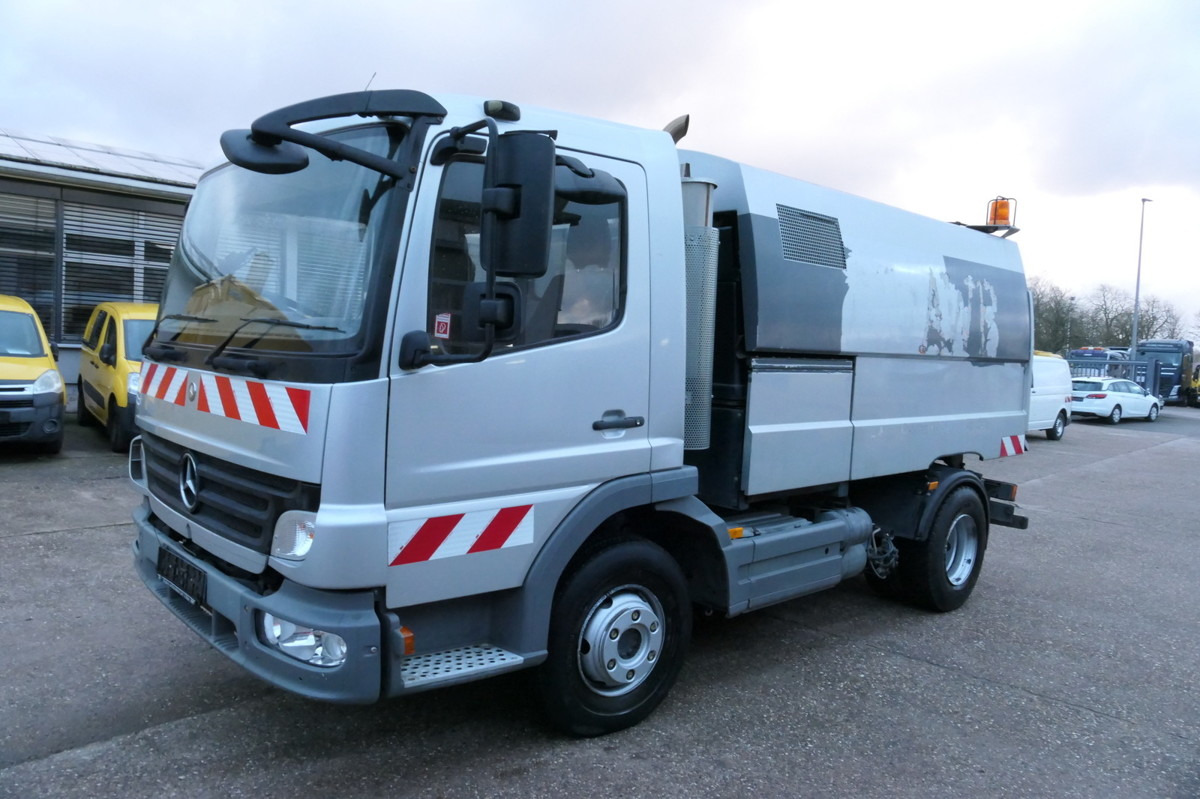 MERCEDES-BENZ Atego 1018 Rechtslenker Schmidt SK 500 R Rückfah - Road sweeper: picture 1 MERCEDES-BENZ Atego 1018 Rechtslenker Schmidt SK 500 R Rückfah - Road sweeper: picture 1