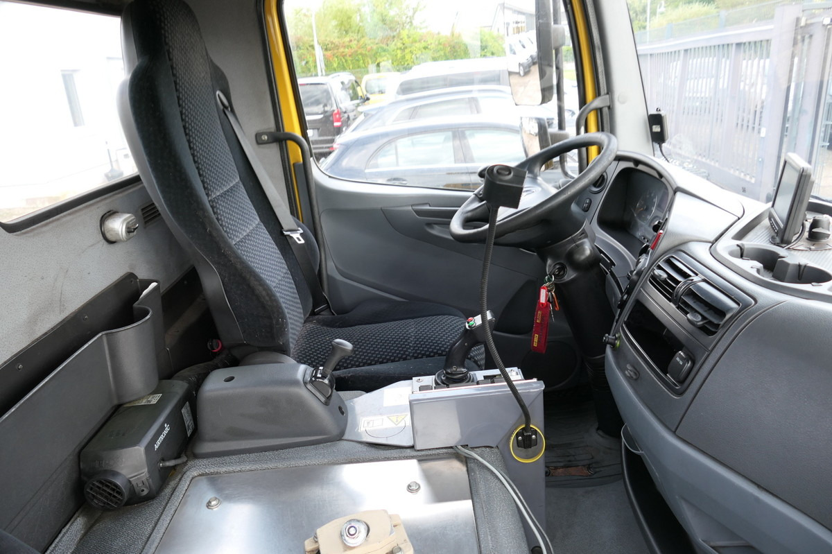 Interior photo 2: Leasing of MERCEDES-BENZ KAMAG WBH 25 Wiesel Sattelkupplung Umsetzfahrz. MERCEDES-BENZ KAMAG WBH 25 Wiesel Sattelkupplung Umsetzfahrz. Interior photo 2: Leasing of MERCEDES-BENZ KAMAG WBH 25 Wiesel Sattelkupplung Umsetzfahrz. MERCEDES-BENZ KAMAG WBH 25 Wiesel Sattelkupplung Umsetzfahrz.