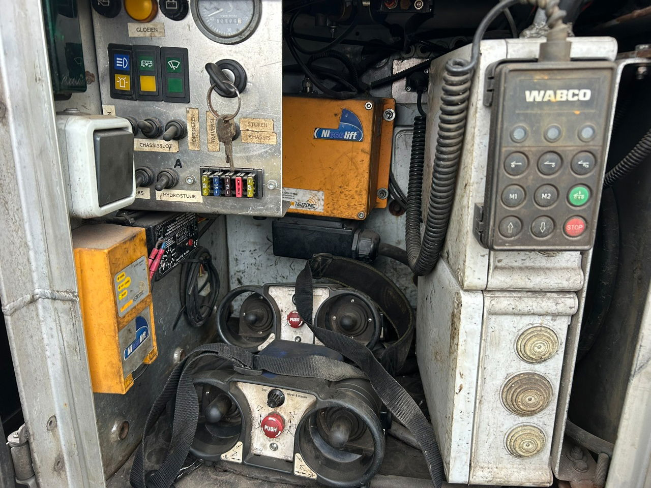 Hammar 195 HC / 20 ft, 2 x 20 ft 40 ft HC, power pack Diesel, Wireless controller 2 x, telescopic chassis - Container transporter/ Swap body semi-trailer: picture 5 Hammar 195 HC / 20 ft, 2 x 20 ft 40 ft HC, power pack Diesel, Wireless controller 2 x, telescopic chassis - Container transporter/ Swap body semi-trailer: picture 5