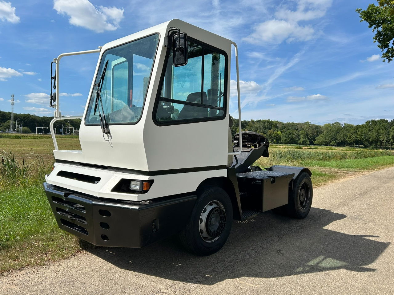 Terberg YT 182 terminal truck / Airco / Naafreductie / Cummins 173 kw - Terminal tractor: picture 1 Terberg YT 182 terminal truck / Airco / Naafreductie / Cummins 173 kw - Terminal tractor: picture 1