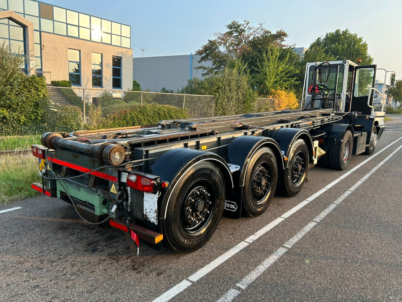 Van Hool Cable system 90 tipping / disc brakes bpw / lifting axle / remote control - Container transporter/ Swap body semi-trailer: picture 2 Van Hool Cable system 90 tipping / disc brakes bpw / lifting axle / remote control - Container transporter/ Swap body semi-trailer: picture 2