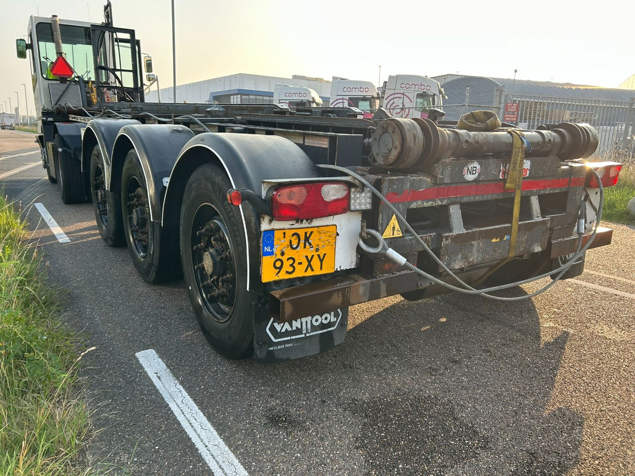 Van Hool Cable system 90 tipping / disc brakes bpw / lifting axle / remote control - Container transporter/ Swap body semi-trailer: picture 4 Van Hool Cable system 90 tipping / disc brakes bpw / lifting axle / remote control - Container transporter/ Swap body semi-trailer: picture 4