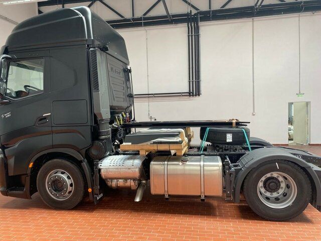 IVECO S-Way AS440S49T/P-AF4T COMFORT AERO PREMIUM LED... - Tractor unit: picture 4 IVECO S-Way AS440S49T/P-AF4T COMFORT AERO PREMIUM LED... - Tractor unit: picture 4