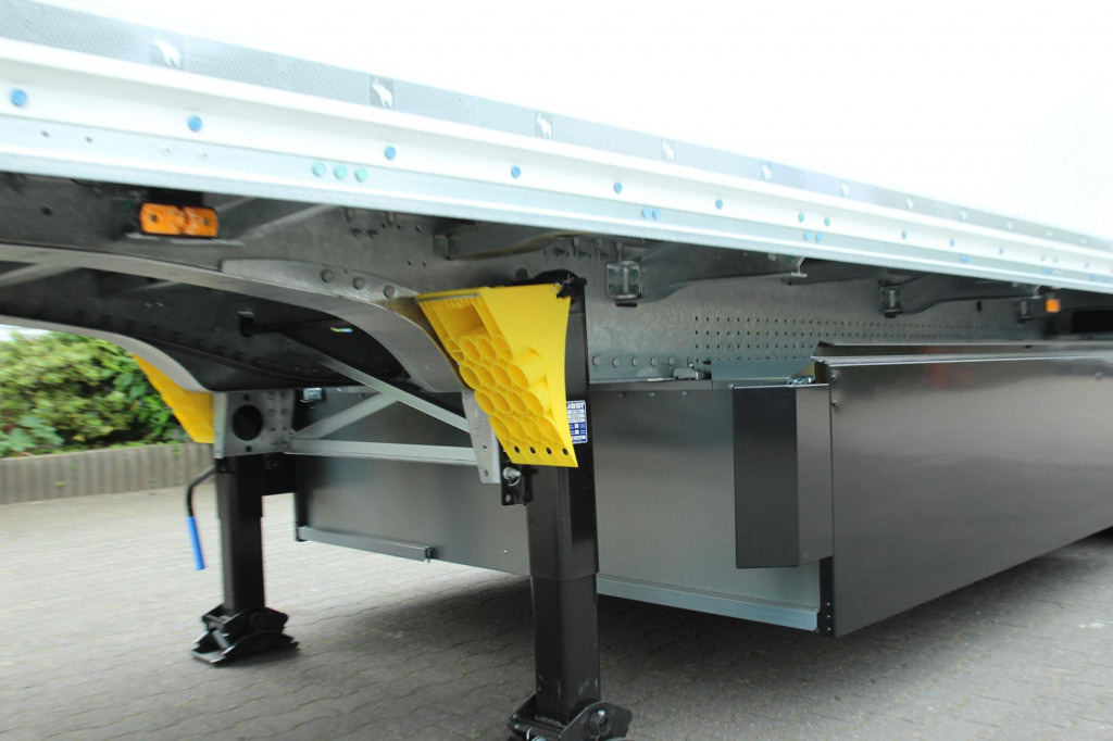 SCHMITZ Koffer    DS Liftachse 4x Pal.-Kasten NEU ! - Closed box semi-trailer: picture 5 SCHMITZ Koffer    DS Liftachse 4x Pal.-Kasten NEU ! - Closed box semi-trailer: picture 5