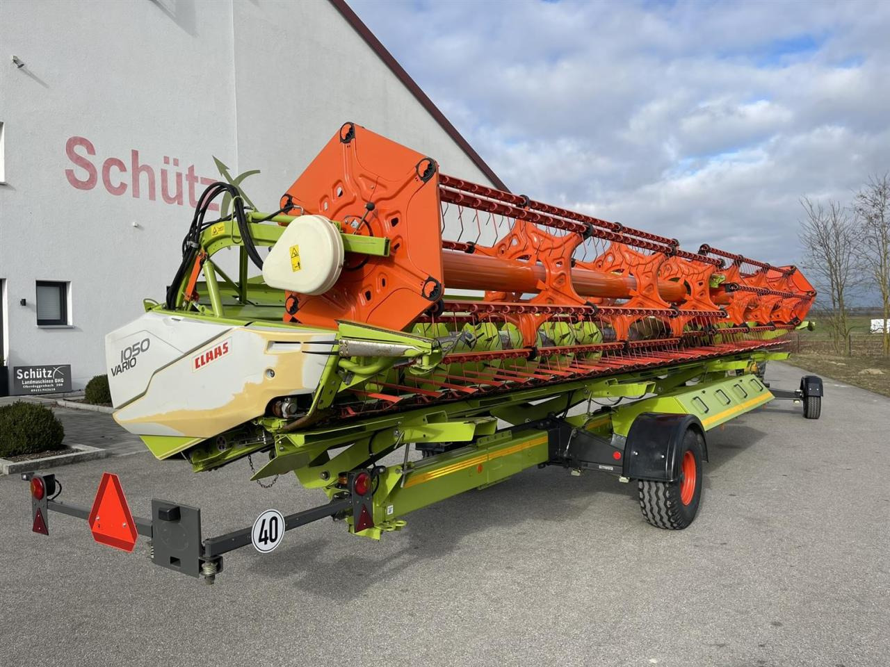 CLAAS Schneidwerk Claas Vario V1050 mit LED Laserpilot links und rechts, Transportwagen 40 km/h - Grain header: picture 4 CLAAS Schneidwerk Claas Vario V1050 mit LED Laserpilot links und rechts, Transportwagen 40 km/h - Grain header: picture 4