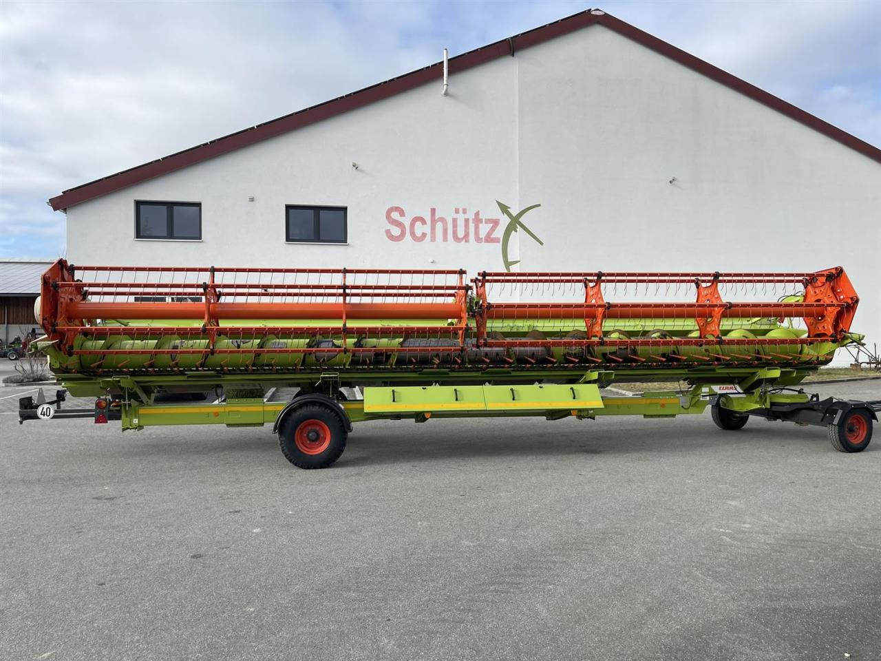 CLAAS Schneidwerk Claas Vario V1050 mit LED Laserpilot links und rechts, Transportwagen 40 km/h - Grain header: picture 1 CLAAS Schneidwerk Claas Vario V1050 mit LED Laserpilot links und rechts, Transportwagen 40 km/h - Grain header: picture 1