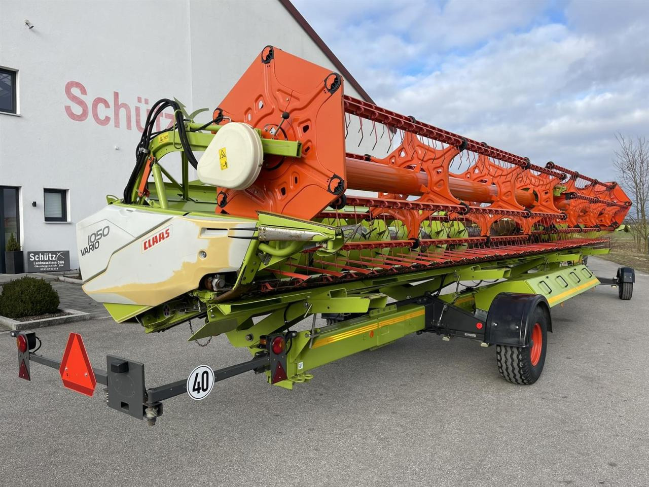 CLAAS Schneidwerk Claas Vario V1050 mit LED Laserpilot links und rechts, Transportwagen 40 km/h - Grain header: picture 2 CLAAS Schneidwerk Claas Vario V1050 mit LED Laserpilot links und rechts, Transportwagen 40 km/h - Grain header: picture 2