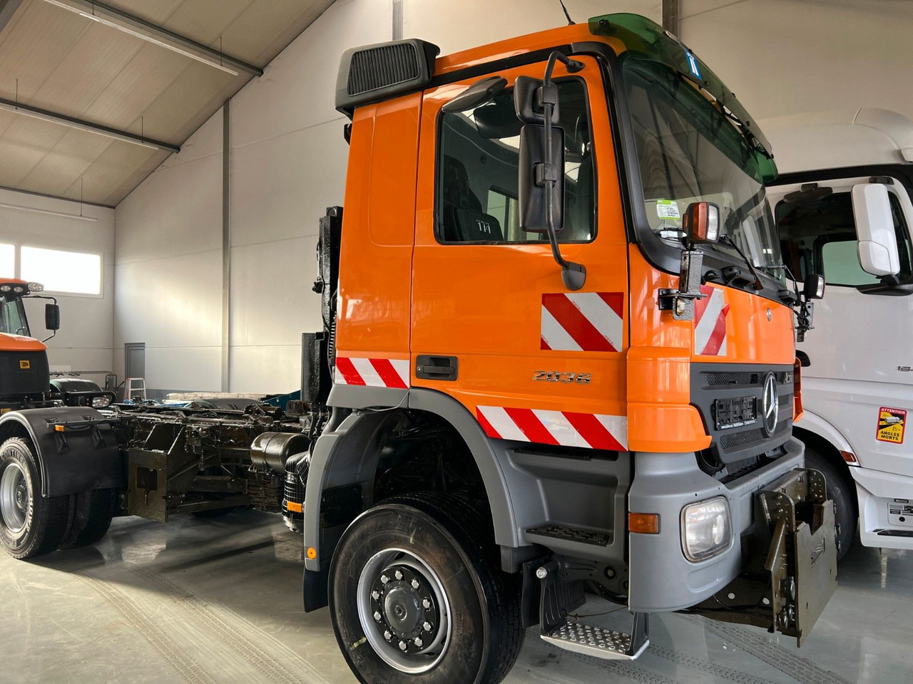 Mercedes-Benz Actros 2036 4x4 DautelWechselsystem Winterdienst Mercedes-Benz Actros 2036 4x4 DautelWechselsystem Winterdienst - Cab chassis truck: picture 2 Mercedes-Benz Actros 2036 4x4 DautelWechselsystem Winterdienst Mercedes-Benz Actros 2036 4x4 DautelWechselsystem Winterdienst - Cab chassis truck: picture 2