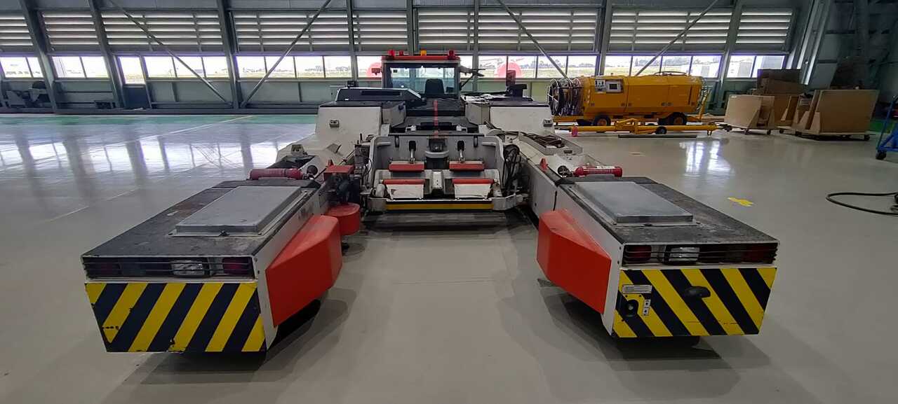 Douglas - Kalmar 280 - Pushback tractor: picture 1 Douglas - Kalmar 280 - Pushback tractor: picture 1