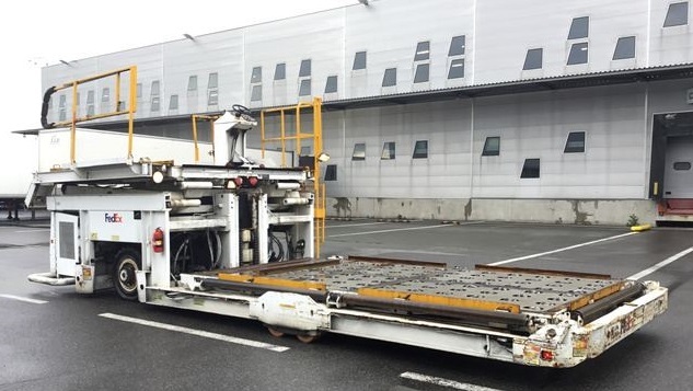 Lower Deck Loader FMC Commander 15 Wide - Aircraft cargo loader: picture 3 Lower Deck Loader FMC Commander 15 Wide - Aircraft cargo loader: picture 3