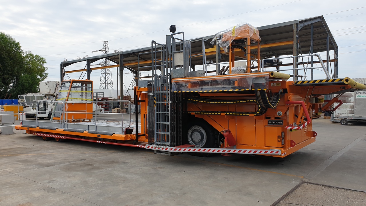 Main Deck Loader Aviogei 20 tons 2PU2000 - Aircraft cargo loader: picture 4 Main Deck Loader Aviogei 20 tons 2PU2000 - Aircraft cargo loader: picture 4