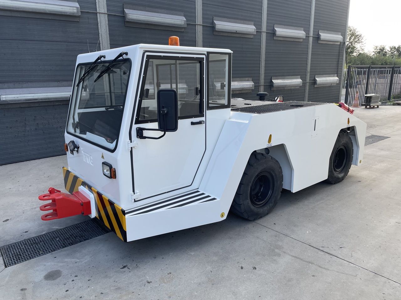 TEMG TG5012 - Pushback tractor: picture 1 TEMG TG5012 - Pushback tractor: picture 1