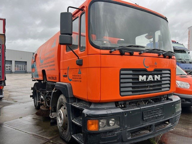 MAN 15 .220 - Road sweeper: picture 2 MAN 15 .220 - Road sweeper: picture 2