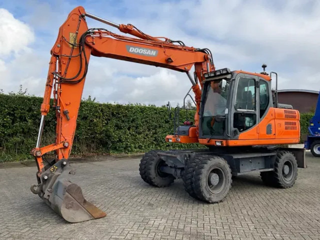 Machinery auction FPM bv, Wekerom, Netherlands - Loader: picture 4 Machinery auction FPM bv, Wekerom, Netherlands - Loader: picture 4