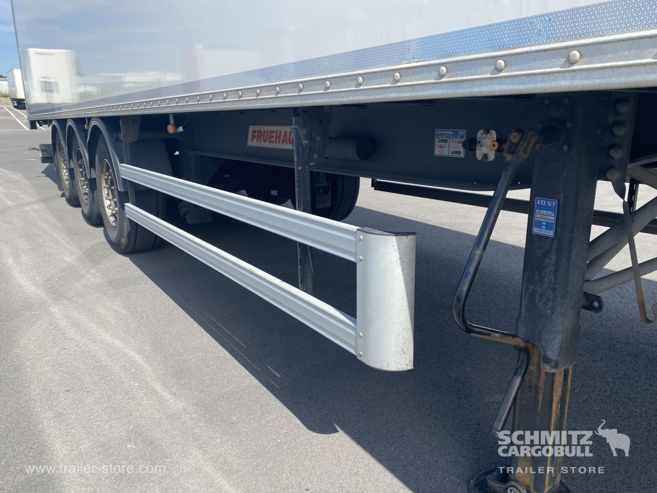 FRUEHAUF Dryfreight Standard Roller shutter door - Closed box semi-trailer: picture 4 FRUEHAUF Dryfreight Standard Roller shutter door - Closed box semi-trailer: picture 4