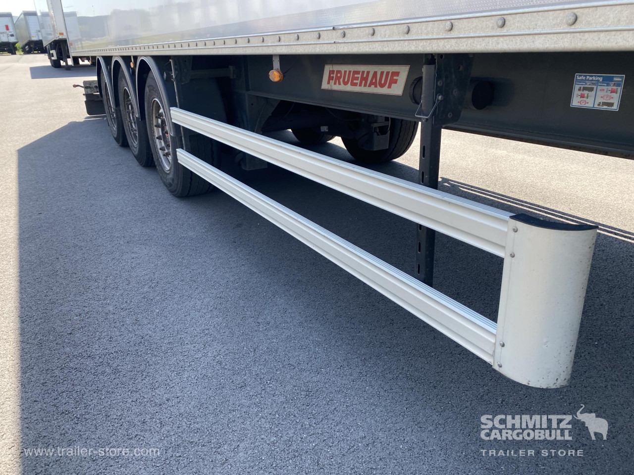 FRUEHAUF Dryfreight Standard Roller shutter door - Closed box semi-trailer: picture 4 FRUEHAUF Dryfreight Standard Roller shutter door - Closed box semi-trailer: picture 4