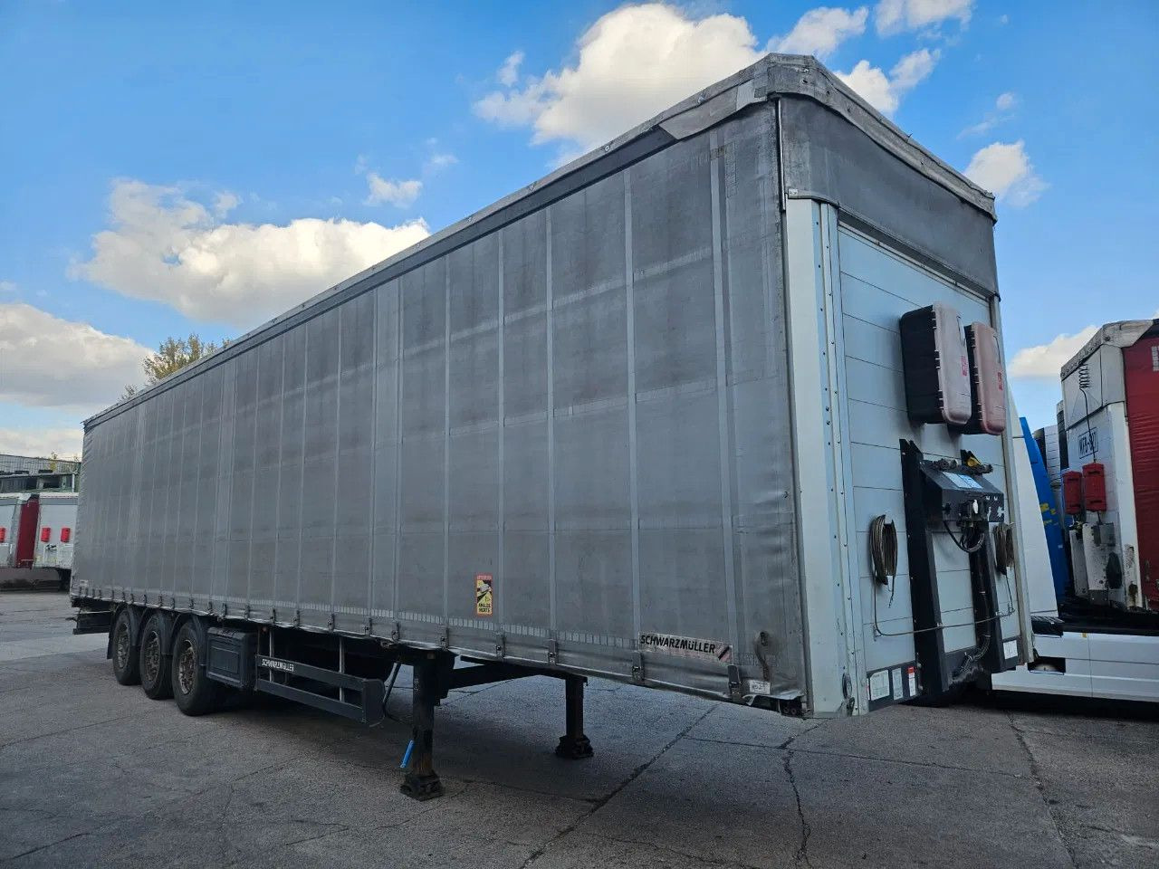 Schwarzmüller S1 J-seria, Side walls, Lifting Axle - Curtainsider semi-trailer: picture 2 Schwarzmüller S1 J-seria, Side walls, Lifting Axle - Curtainsider semi-trailer: picture 2