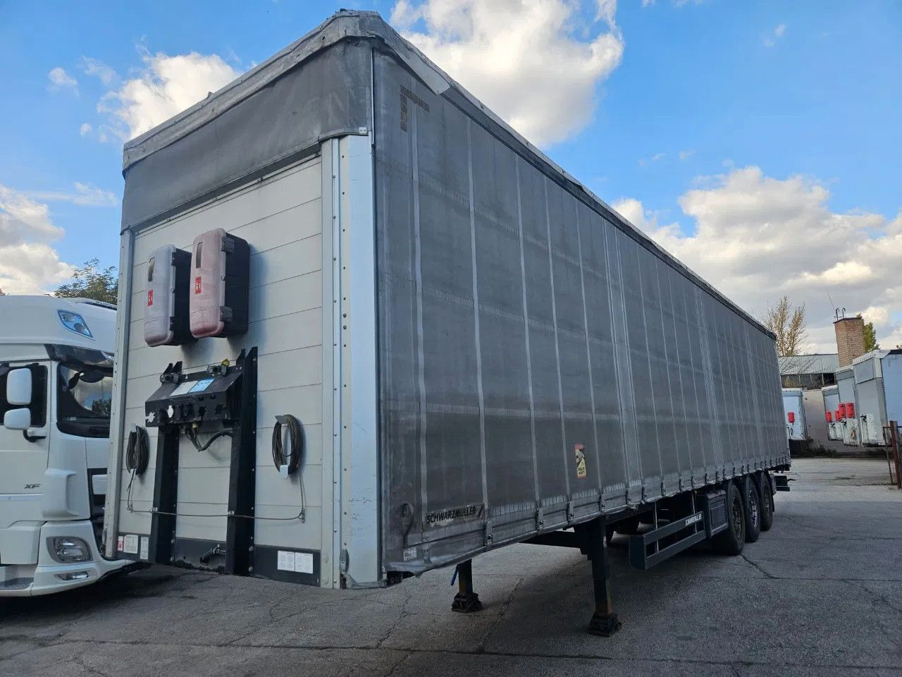Schwarzmüller S1 J-seria, Side walls, Lifting Axle - Curtainsider semi-trailer: picture 1 Schwarzmüller S1 J-seria, Side walls, Lifting Axle - Curtainsider semi-trailer: picture 1