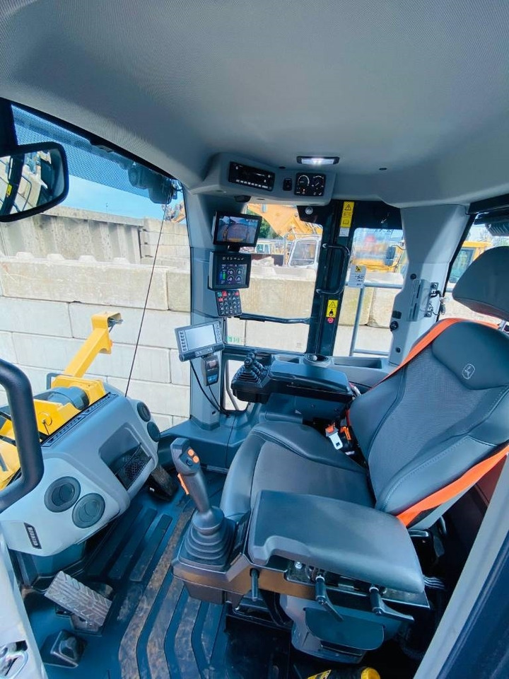 Wheel loader John Deere 824p: picture 8 Wheel loader John Deere 824p: picture 8