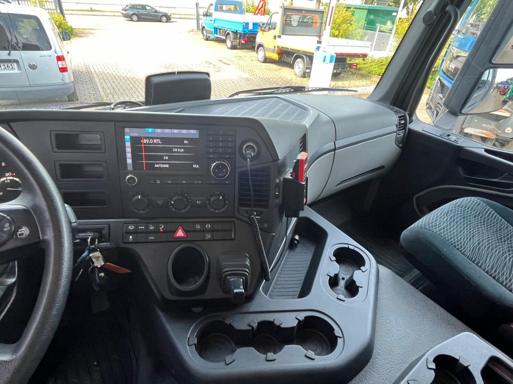 MERCEDES-BENZ Antos 1830 L nR 4x2 Standardkoffer LBW LBW 2to+Funk - Box truck: picture 4 MERCEDES-BENZ Antos 1830 L nR 4x2 Standardkoffer LBW LBW 2to+Funk - Box truck: picture 4