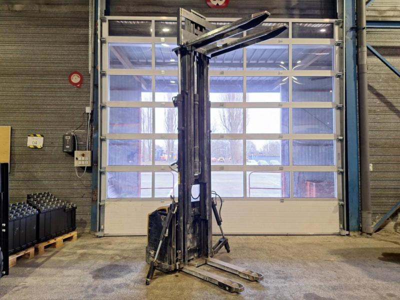 Caterpillar NSP16N - Stacker: picture 4 Caterpillar NSP16N - Stacker: picture 4