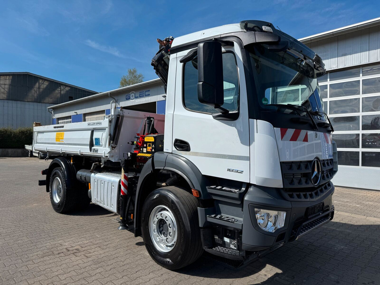 Mercedes-Benz AROCS 1832 4x2 Euro 6 Kipper Kran FASSI F120FB - Crane truck: picture 1 Mercedes-Benz AROCS 1832 4x2 Euro 6 Kipper Kran FASSI F120FB - Crane truck: picture 1