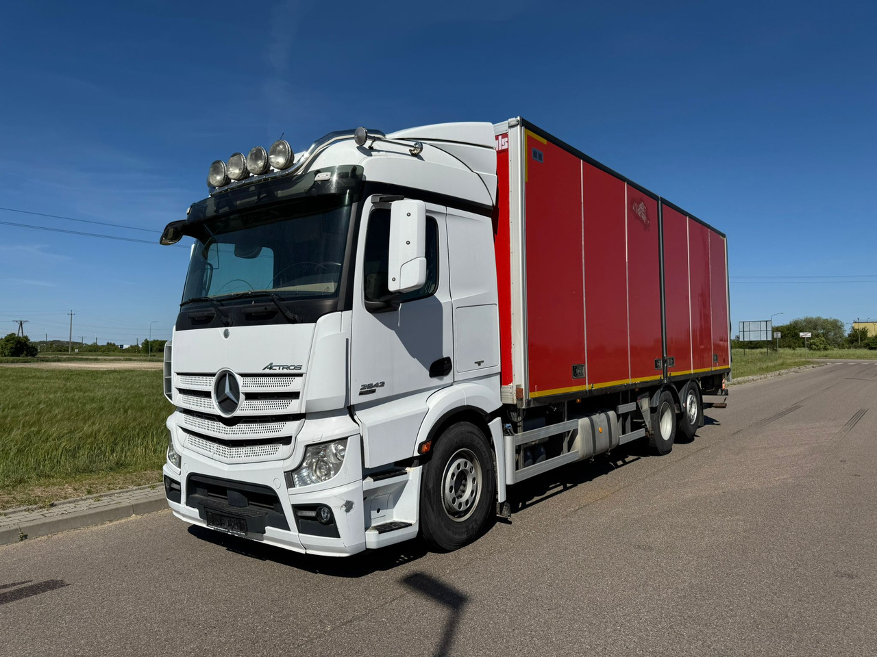 MERCEDES-BENZ ACTROS 2542 - Box truck: picture 2 MERCEDES-BENZ ACTROS 2542 - Box truck: picture 2