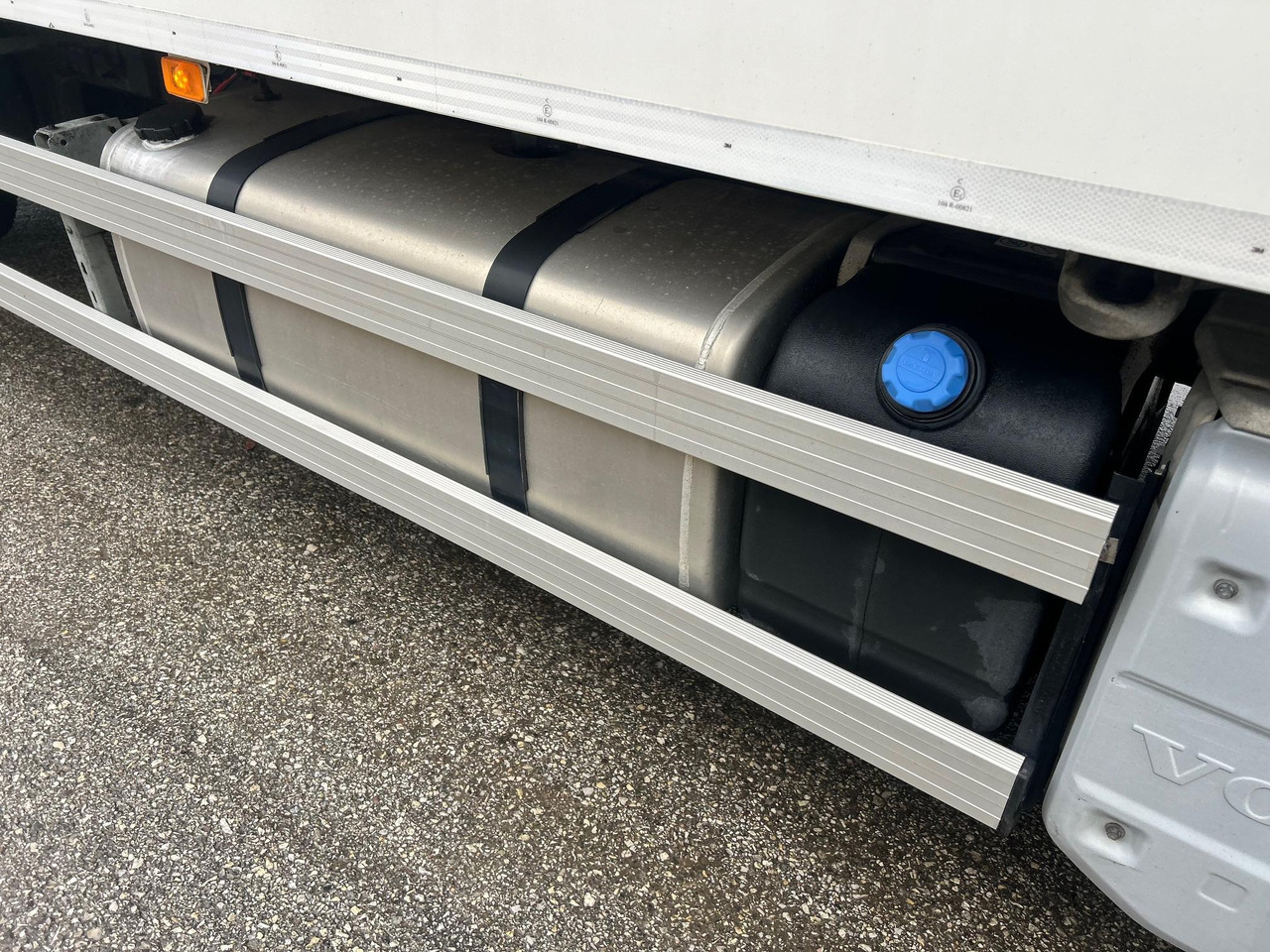 Box truck VOLVO FM330: picture 13 Box truck VOLVO FM330: picture 13