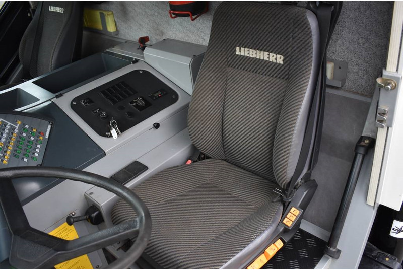 All terrain crane Liebherr LTM1055-3.2: picture 10