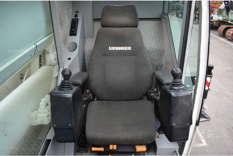 All terrain crane Liebherr LTM1055-3.2: picture 17