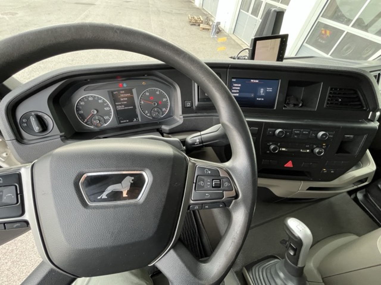 MAN TGS 26.360 6x2-4 LL Euro6 Klima AHK Luftfeder - Cab chassis truck: picture 2 MAN TGS 26.360 6x2-4 LL Euro6 Klima AHK Luftfeder - Cab chassis truck: picture 2