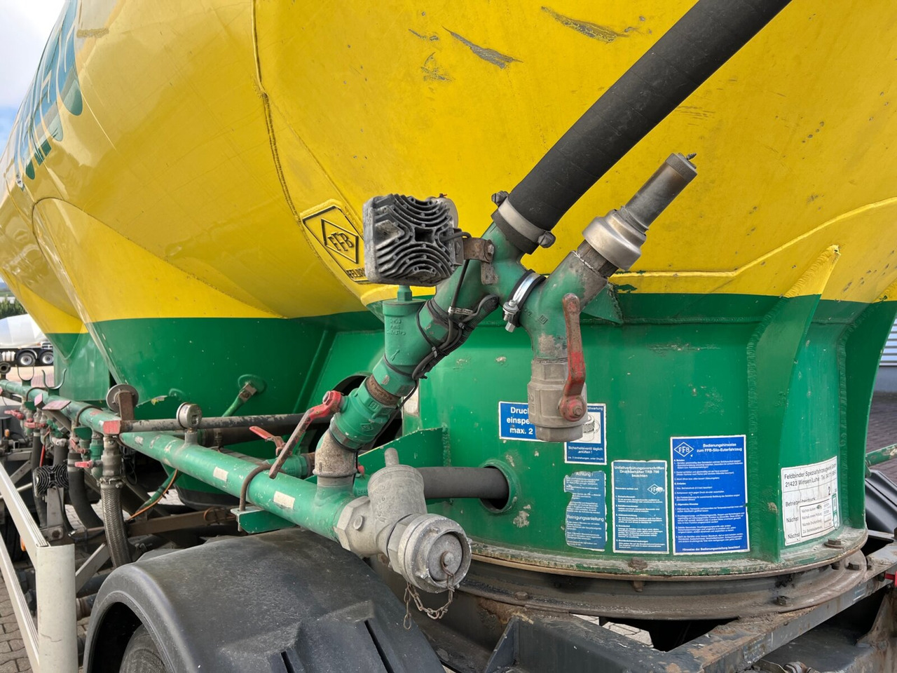 Feldbinder EUT 31.2 Silo-Anhänger EUT 31.2 Silo-Anhänger, ca. 31m³, 4x Domdeckel - Tank trailer: picture 3 Feldbinder EUT 31.2 Silo-Anhänger EUT 31.2 Silo-Anhänger, ca. 31m³, 4x Domdeckel - Tank trailer: picture 3
