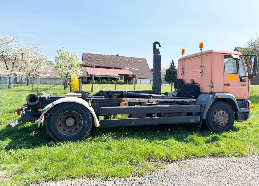 MAN LE 18.280 4x2 LL LE 18.280 4x2 LL, 6-Zylinder, Winterdienstausstattung - Hook lift truck: picture 4 MAN LE 18.280 4x2 LL LE 18.280 4x2 LL, 6-Zylinder, Winterdienstausstattung - Hook lift truck: picture 4