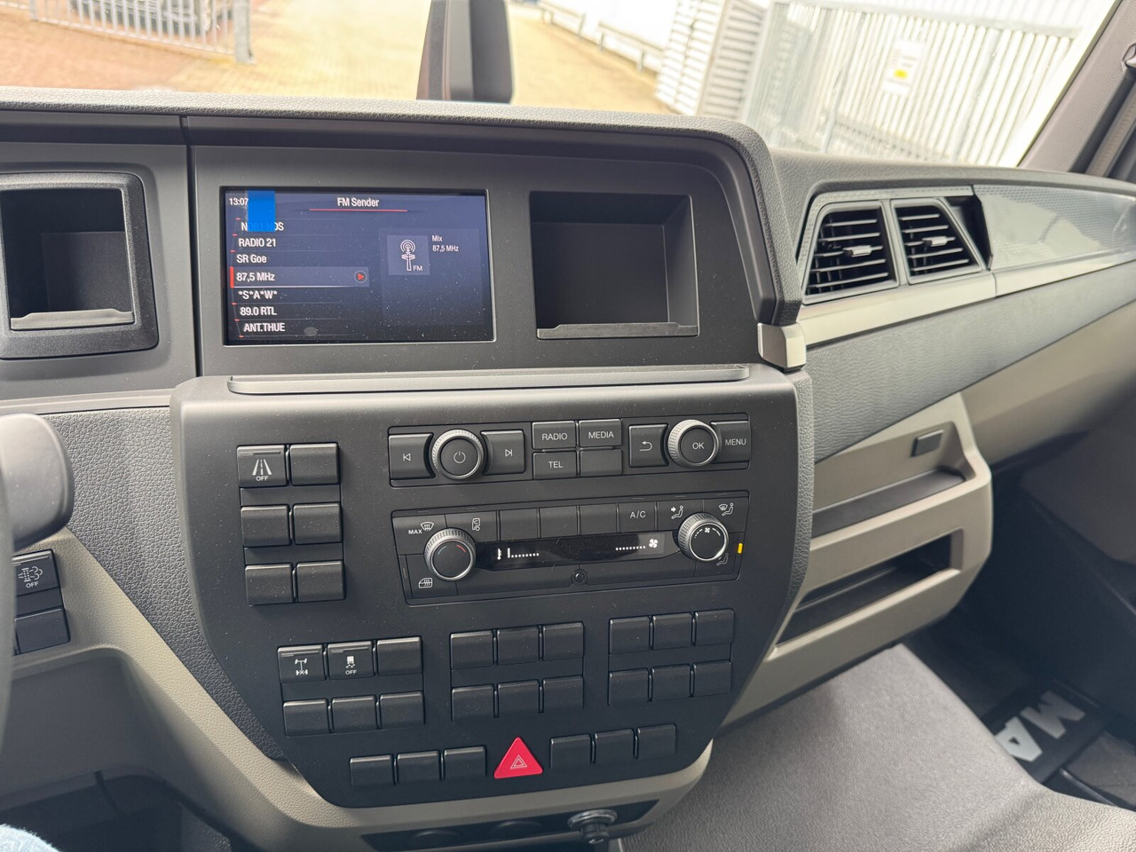 MAN TGL 8.160 4x2 BL CH TGL 8.160 4x2 BL CH - Cab chassis truck: picture 5 MAN TGL 8.160 4x2 BL CH TGL 8.160 4x2 BL CH - Cab chassis truck: picture 5