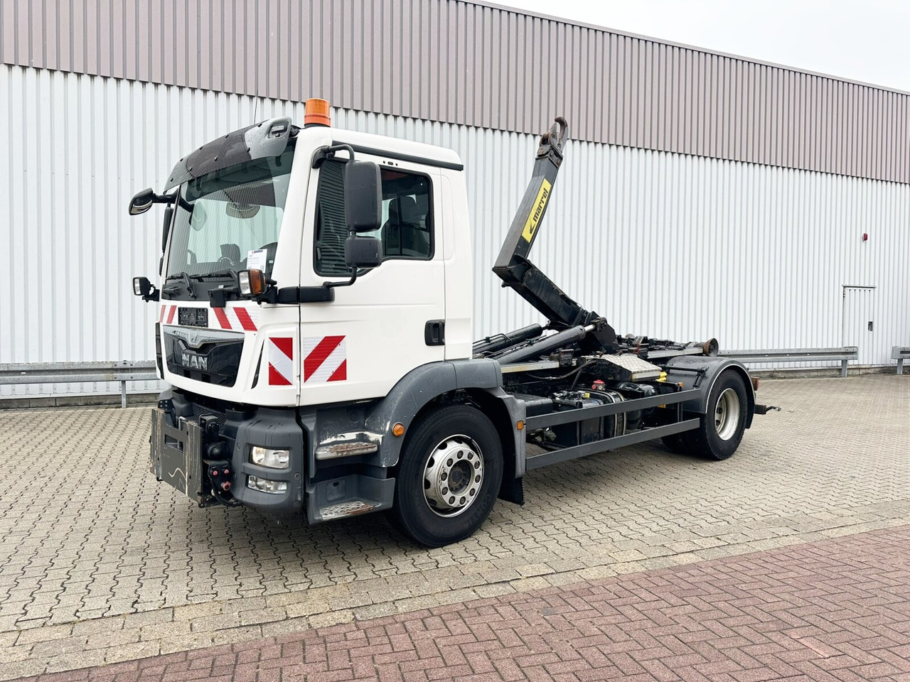 MAN TGM 18.290 4x2 BL TGM 18.290 4x2 BL, Winterdienstausstattung - Hook lift truck: picture 1 MAN TGM 18.290 4x2 BL TGM 18.290 4x2 BL, Winterdienstausstattung - Hook lift truck: picture 1