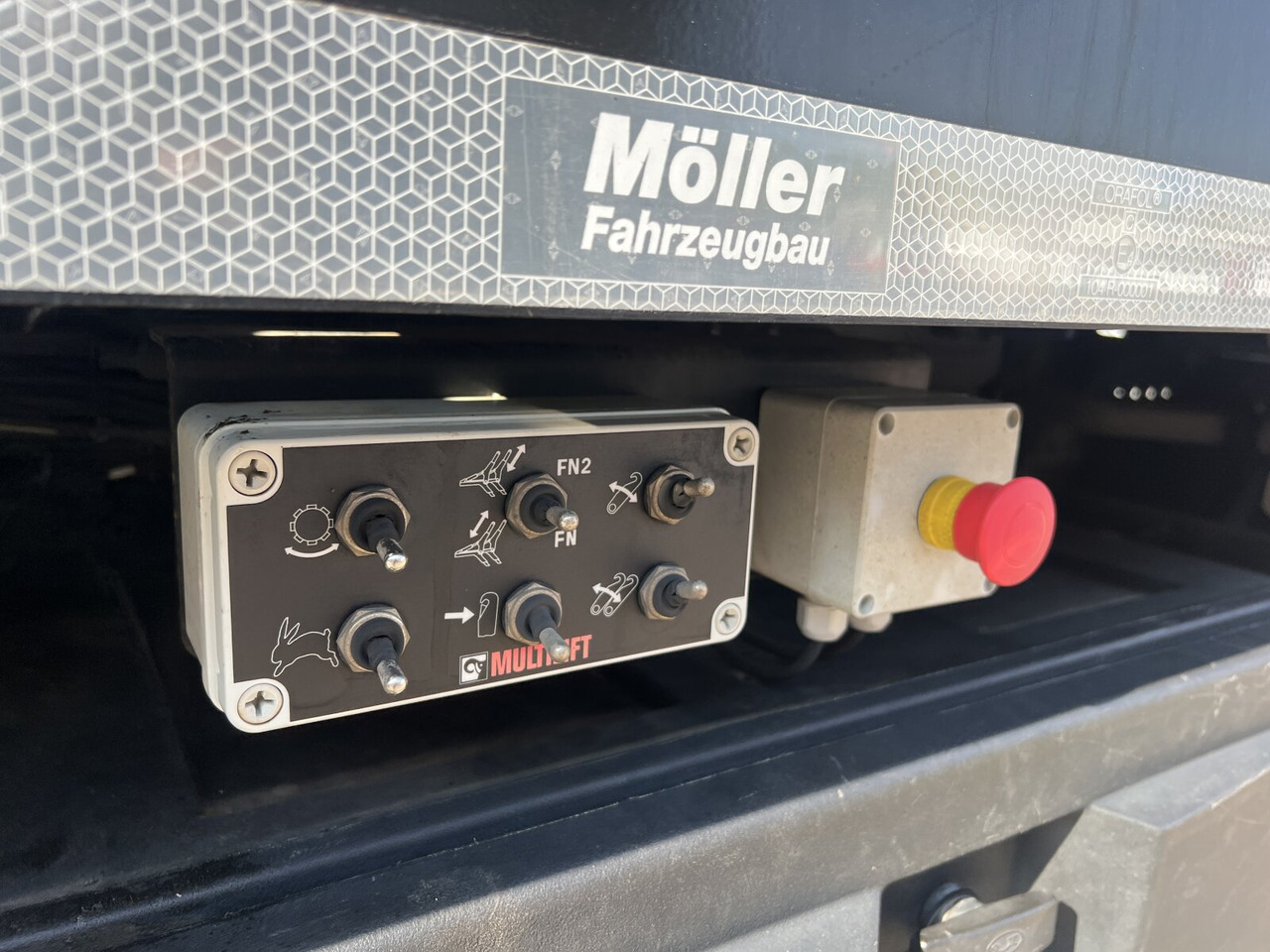 MAN TGM 18.320 4x2 BL TGM 18.320 4x2 BL, Hiab Tele-Absetzanlage, Funk - Skip loader truck: picture 5 MAN TGM 18.320 4x2 BL TGM 18.320 4x2 BL, Hiab Tele-Absetzanlage, Funk - Skip loader truck: picture 5