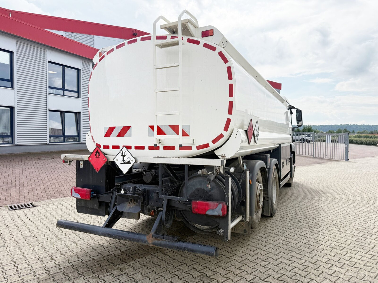 Tank truck MAN TGS 26.400 6x2-4 BL TGS 26.400 6x2-4 BL, Liftachse, ADR, Esterer Tank ca. 20.030l, 3 Kammern, Funk: picture 12