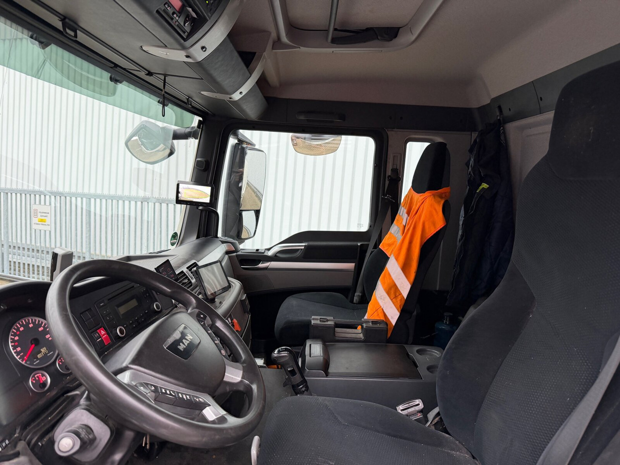 MAN TGS 26.440 6x2-4 BL TGS 26.440 6x2-4 BL, Lenk-/Liftachse, ADR, Esterer Tank ca. 20.340l, 3 Kammern - Tank truck: picture 4 MAN TGS 26.440 6x2-4 BL TGS 26.440 6x2-4 BL, Lenk-/Liftachse, ADR, Esterer Tank ca. 20.340l, 3 Kammern - Tank truck: picture 4