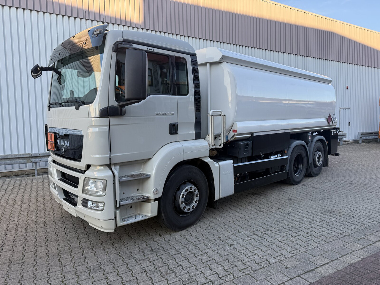MAN TGS 26.440 6x2-4 BL TGS 26.440 6x2-4 BL, Lenk-/Liftachse, ADR, Esterer Tank ca. 20.340l, 3 Kammern - Tank truck: picture 1 MAN TGS 26.440 6x2-4 BL TGS 26.440 6x2-4 BL, Lenk-/Liftachse, ADR, Esterer Tank ca. 20.340l, 3 Kammern - Tank truck: picture 1