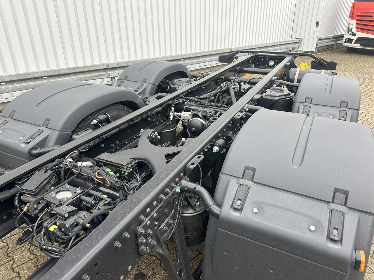 MAN TGS 26.440 6x2-4 LL CH TGS 26.440 6x2-4 LL CH, Lenk-/Liftachse, Navi, LED - Cab chassis truck: picture 4 MAN TGS 26.440 6x2-4 LL CH TGS 26.440 6x2-4 LL CH, Lenk-/Liftachse, Navi, LED - Cab chassis truck: picture 4